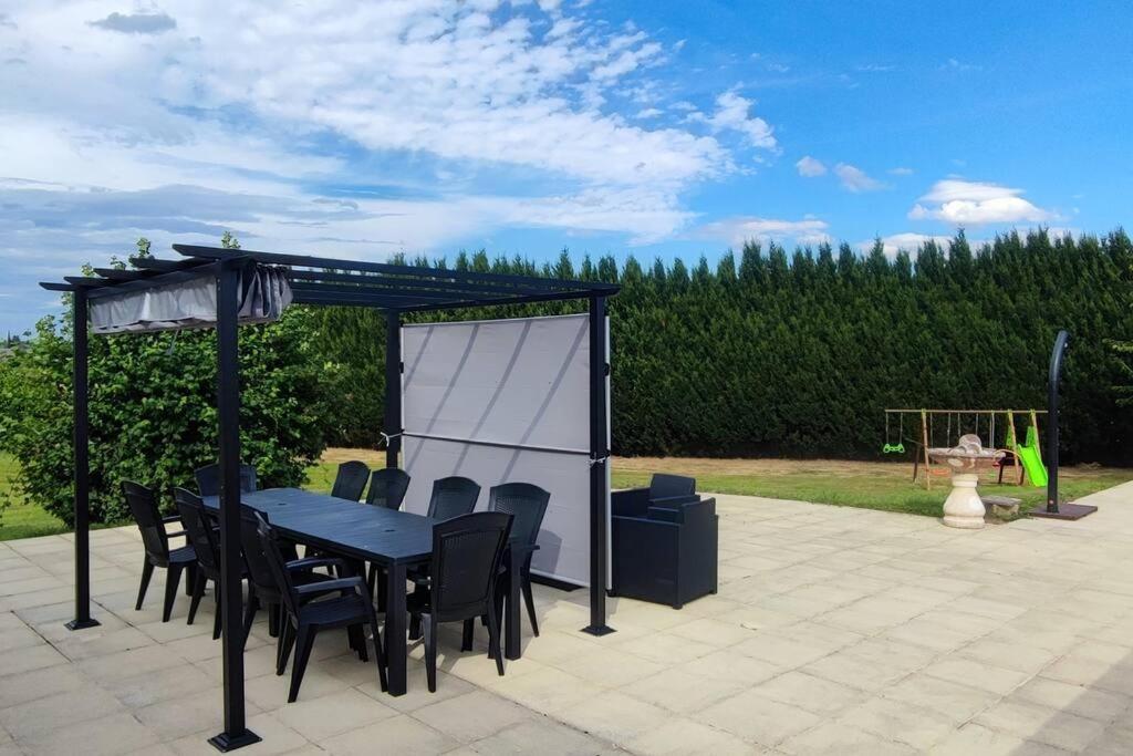 With Covered And Heated Swimming Pool Hébergement de vacances Thiberville