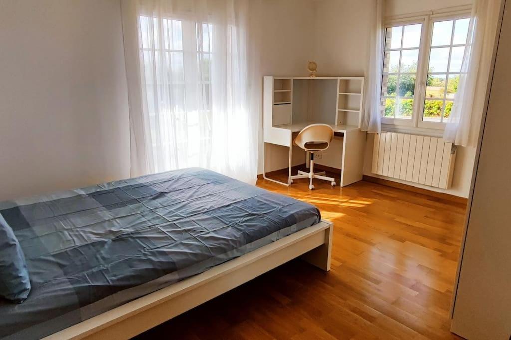 With Covered And Heated Swimming Pool Hébergement de vacances Thiberville