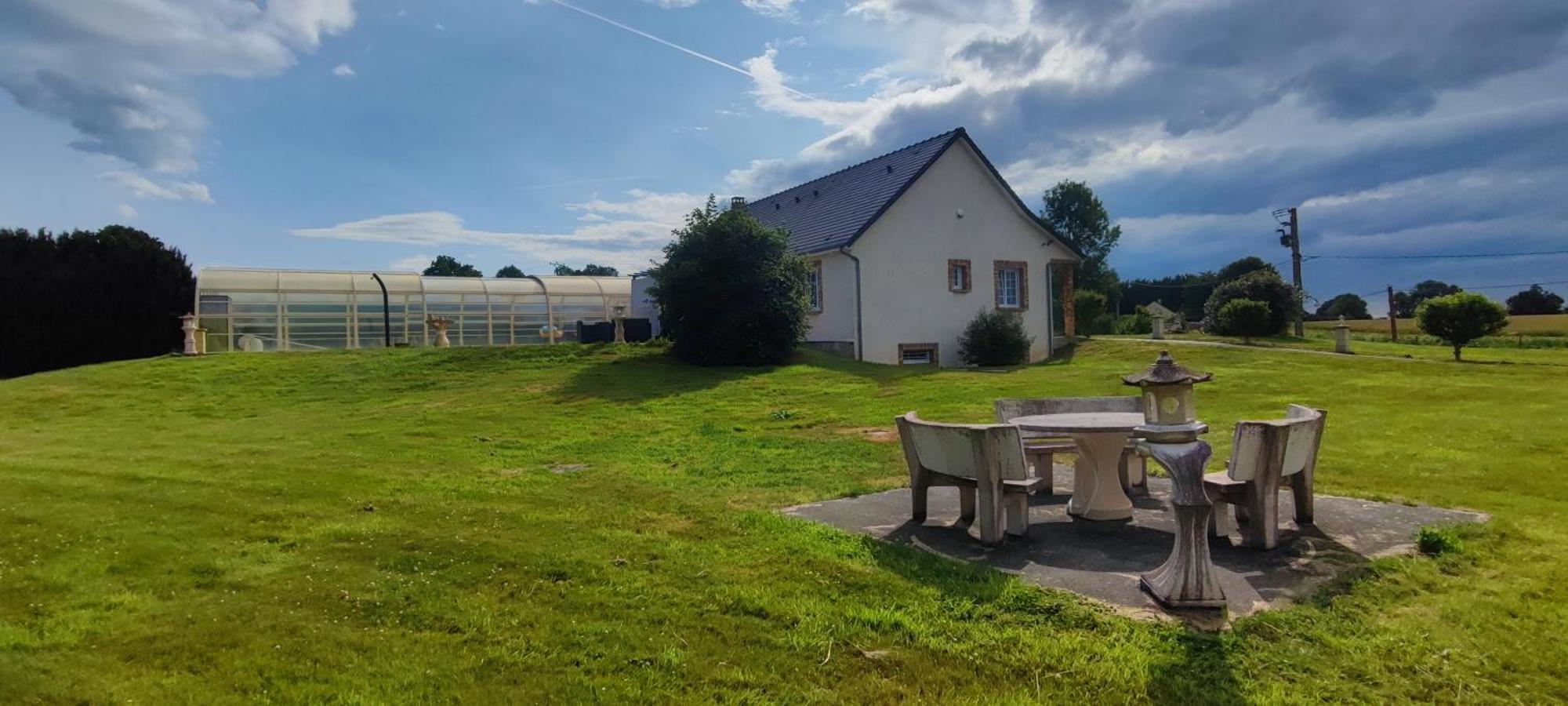 With Covered And Heated Swimming Pool Hébergement de vacances