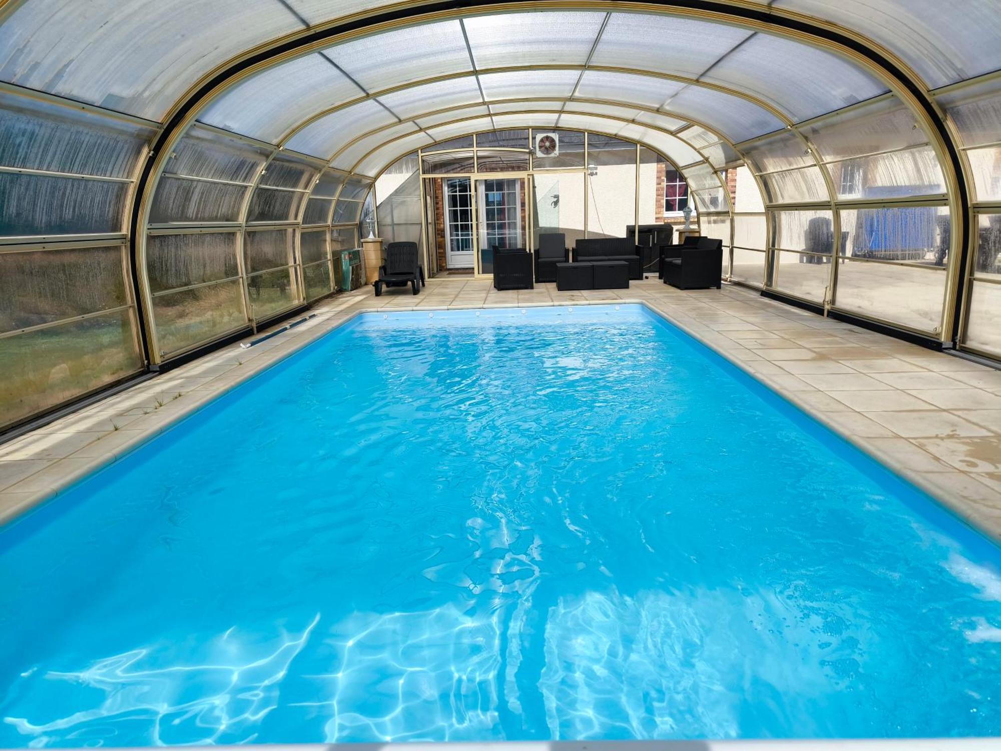 Hébergement de vacances With Covered And Heated Swimming Pool